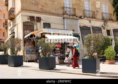 Mai 25 2023 - Cagliari, Sardaigne en Italie : les gens profitent de la vieille ville un jour d'été Banque D'Images