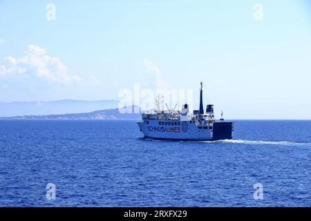 Mai 27 2023 - Santa Teresa Gallura, Sardaigne en Italie, mer Méditerranée : Grand Ichnusa Lines RoRo (Roll On/Off) navire naviguant sur la mer Méditerranée Banque D'Images