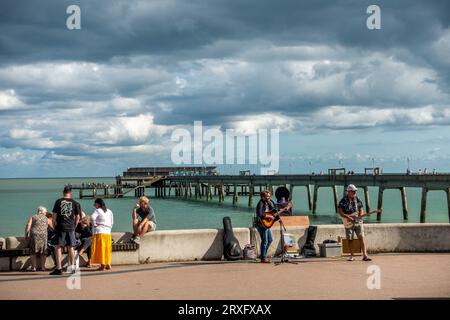Deal, front de mer, plage, Promenade, Buskers, jetée, Deal, Kent, Angleterre Banque D'Images