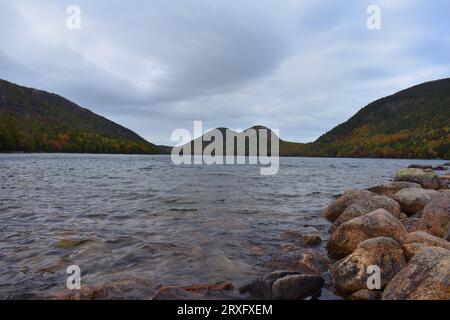 Jordan Pond, parc national Acadia, Mt. Desert, MOI. Le feuillage d'automne commence à émerger au milieu du paysage montagneux du parc national Acadia. Banque D'Images