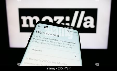 Téléphone mobile avec la page Web de l'organisation open source Mozilla Foundation sur l'écran devant le logo. Effectuez le focus sur le coin supérieur gauche de l'écran du téléphone. Banque D'Images