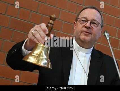 Wiesbaden, Allemagne. 25 septembre 2023. Georg Bätzing, président de la Conférence épiscopale allemande et évêque du Limbourg, ouvre l'Assemblée plénière d'automne de la Conférence épiscopale allemande dans la salle de conférence de la Maison Wilhelm Kempf. La Conférence épiscopale allemande est l'association des évêques des 27 (arches)diocèses d'Allemagne. Il compte actuellement 65 membres. Cette année, la réunion d'automne se tiendra à Wiesbaden-Naurod jusqu'au 28 septembre. Crédit : Arne Dedert/dpa/Alamy Live News Banque D'Images