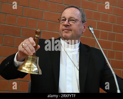 Wiesbaden, Allemagne. 25 septembre 2023. Georg Bätzing, président de la Conférence épiscopale allemande et évêque du Limbourg, ouvre l'Assemblée plénière d'automne de la Conférence épiscopale allemande dans la salle de conférence de la Maison Wilhelm Kempf. La Conférence épiscopale allemande est l'association des évêques des 27 (arches)diocèses d'Allemagne. Il compte actuellement 65 membres. Cette année, la réunion d'automne se tiendra à Wiesbaden-Naurod jusqu'au 28 septembre. Crédit : Arne Dedert/dpa/Alamy Live News Banque D'Images