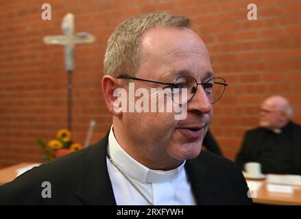 Wiesbaden, Allemagne. 25 septembre 2023. Georg Bätzing, président de la Conférence épiscopale allemande et évêque de Limbourg, arrive dans la salle de conférence de la Wilhelm-Kempf-Haus au début de la réunion plénière d'automne de la Conférence épiscopale allemande. La Conférence épiscopale allemande est l'association des évêques des 27 (arches)diocèses d'Allemagne. Il compte actuellement 65 membres. Cette année, la réunion d'automne se tiendra à Wiesbaden-Naurod jusqu'au 28 septembre. Crédit : Arne Dedert/dpa/Alamy Live News Banque D'Images