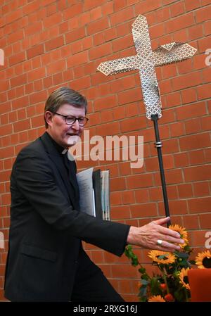 Wiesbaden, Allemagne. 25 septembre 2023. Le cardinal Rainer Maria Woelki, archevêque de Cologne, arrive dans la salle de conférence de la Wilhelm-Kempf-Haus au début de la réunion plénière d'automne de la Conférence épiscopale allemande. La Conférence épiscopale allemande est l'association des évêques des 27 (arches)diocèses d'Allemagne. Il compte actuellement 65 membres. Cette année, la réunion d'automne se tiendra à Wiesbaden-Naurod jusqu'au 28 septembre. Crédit : Arne Dedert/dpa/Alamy Live News Banque D'Images