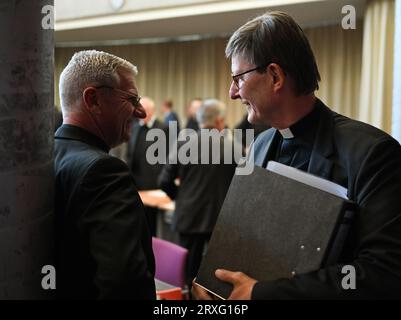 Wiesbaden, Allemagne. 25 septembre 2023. Le cardinal Rainer Maria Woelki (à droite), archevêque de Cologne, arrive dans la salle de conférence de la Maison Wilhelm Kempf au début de la réunion plénière d'automne de la Conférence épiscopale allemande. La Conférence épiscopale allemande est l'association des évêques des 27 (arches)diocèses d'Allemagne. Il compte actuellement 65 membres. Cette année, la réunion d'automne se tiendra à Wiesbaden-Naurod jusqu'au 28 septembre. Crédit : Arne Dedert/dpa/Alamy Live News Banque D'Images