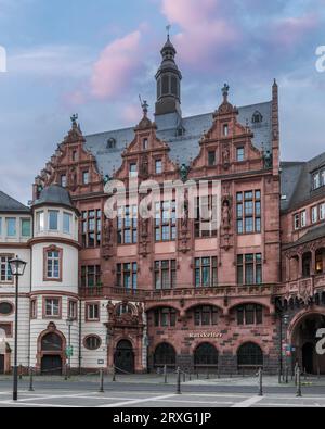 Belles fascinades dans la vieille ville de Francfort-sur-le-main, Hesse, Allemagne Banque D'Images