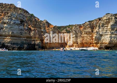 Touristes à Ponta da Piedade, paysage de falaise avec baie cachée, plage, falaises de grès, océan Atlantique, Lagos, Algarve, Portugal Banque D'Images