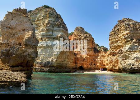 Ponta da Piedade, paysage de falaises avec plage cachée, falaises de grès, formations rocheuses dans l'océan Atlantique, Lagos, Algarve, Portugal Banque D'Images