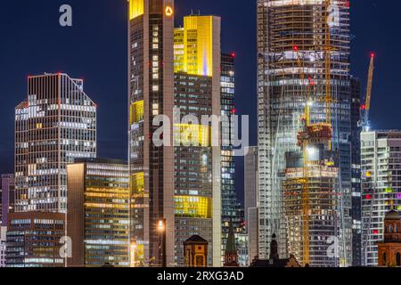 Le paysage urbain de la ligne d'horizon bancaire de Francfort est en constante évolution. À côté du plus haut gratte-ciel, la Commerzbank Tower (259 mètres), Tower 1 of Banque D'Images