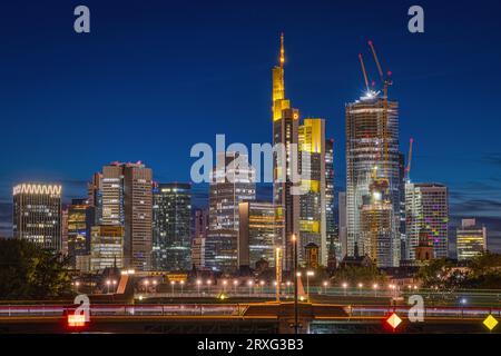 Le paysage urbain de la ligne d'horizon bancaire de Francfort est en constante évolution. À côté du plus haut gratte-ciel, la Commerzbank Tower (259 mètres), Tower 1 of Banque D'Images