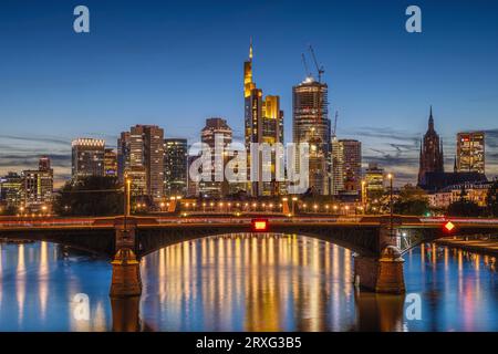 Le paysage urbain de la ligne d'horizon bancaire de Francfort est en constante évolution. À côté du plus haut gratte-ciel, la Commerzbank Tower (259 mètres), Tower 1 of Banque D'Images