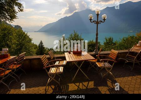 Restaurant terrasse vue de l'historique Grandhotel Giessbach avec vue sur la montagne et le lac de Brienz avec la lumière du soleil à Giessbach, Brienz, Bernois Banque D'Images