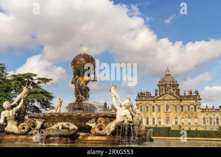 Fontaine de l'Atlas avec le château Howard en arrière-plan, vu du sud du palais. Banque D'Images