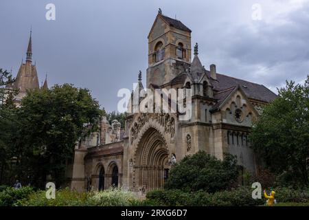 La façade avant du château historique de Vajdahunyad (Jaki Kapolna) à Budapest, Hongrie 27-9-2022 Banque D'Images