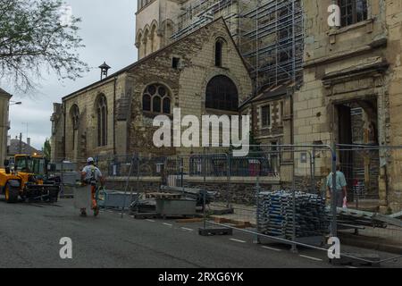 Angers, France, 2023. Un passant s'est arrêté devant la cathédrale pour observer une sculpture de la Vierge à l'enfant saluant les visiteurs à une entrée latérale Banque D'Images