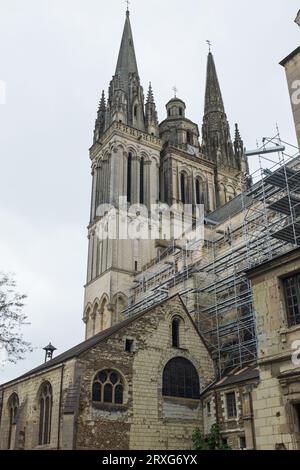 Angers, France, 2023. L'arrière des clochers (gothique et Renaissance) et la chapelle notre-Dame-de-Pitié sur le côté sud de la cathédrale Saint-Maurice Banque D'Images