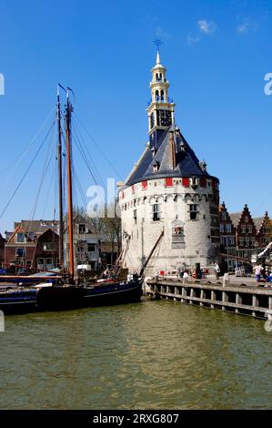 Tour 'Hoofdtoren' et navires dans le port, Hoorn, pays-Bas Banque D'Images