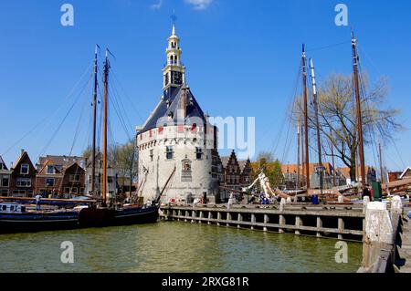 Tour 'Hoofdtoren' et navires dans le port, Hoorn, pays-Bas Banque D'Images