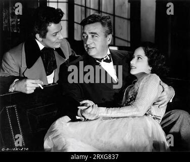 CORNEL WILDE (en costume de Frédéric Chopin) réalisateur CHARLES VIDOR et MERLE OBERON (en costume de George Sand) sur le plateau Candid lors du tournage de la scène d'amour romantique pour Une CHANSON À RAPPELER 1945 réalisateur CHARLES VIDOR histoire Ernst Marischka scénario Sidney Buchman costume design Walter Plunkett adaptation musicale Miklos Rozsa Columbia Pictures Banque D'Images