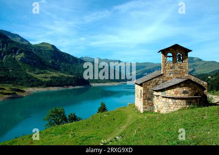 Chapelle et réservoir Lac de Roselend, haute Savoie, France, Alpes Banque D'Images