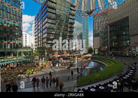 Sony-Center de Helmut Jahn, cour avec fontaine et restaurants, Berlin-Tiergarten, Allemagne Banque D'Images