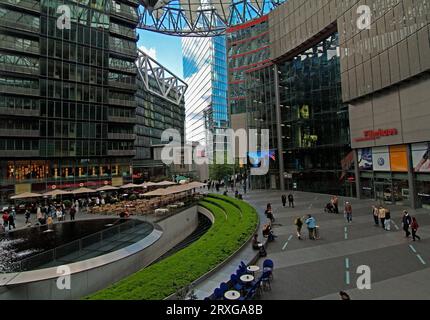 Sony Centre by Helmut Jahn, cour intérieure avec fontaine et restaurant, Berlin, Sony Centre by Helmut Jahn, cour intérieure avec fontaine et restaurant Banque D'Images