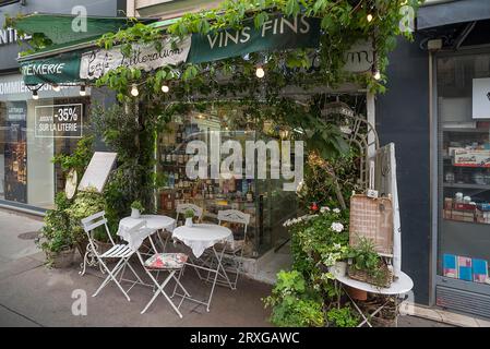 Boutique de vin avec tables et chaises à l'avant, Paris, France Banque D'Images