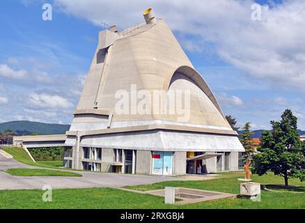 Église St Pierre, aujourd'hui centre culturel, Firminy, France, architectes le Corbusier, et al, presque entièrement en béton armé, construit en 1973-2006 Banque D'Images