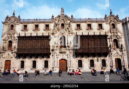 Les gens sur les marches du palais Palacio de Arzobispo, les gens sur les marches du palais archevêque, palais archevêque, Lima, Pérou Banque D'Images