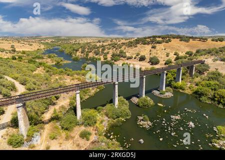 Pont ferroviaire de Guadiana près de Beja, branche de Moura, route nationale 260, Alentejo, Portugal Banque D'Images