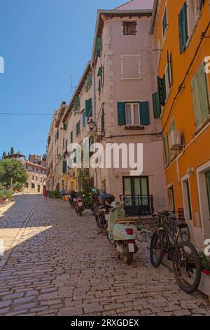 Une rue dans le centre historique de la vieille ville de Rovinj en Istrie, Croatie Banque D'Images