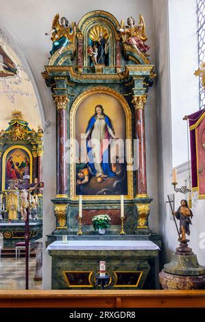 Autel latéral avec image de Marie et fonts baptismaux, St. Vitus Modestus et Kreszentia, église paroissiale catholique à Wolfertschwenden, Allgaeu, Bavière Banque D'Images