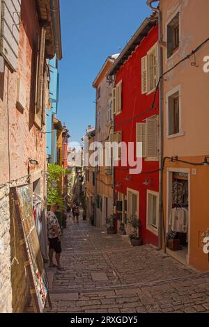 Rovinj, Croatie - 9 juillet 2023. Une rue dans le centre historique de la vieille ville de Rovinj en Istrie, Croatie Banque D'Images