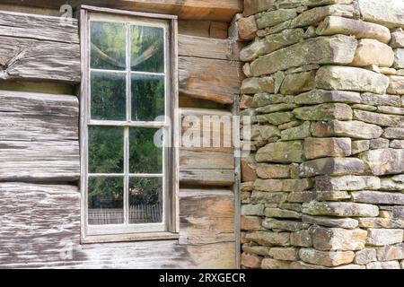 Bâtiments historiques et musée de mémoire vivante et jardins au Mountain Farm Museum dans le parc national des Great Smoky Mountains en Caroline du Nord. Banque D'Images