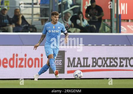 Le défenseur italien du SSC Napoli Giovanni Di Lorenzo contrôle le ballon lors du match de football Serie A entre le FC Bologne 1909 et le SSC Napoli au Stadio Renato Dall Ara Bologne, le 24 septembre 2023. Banque D'Images