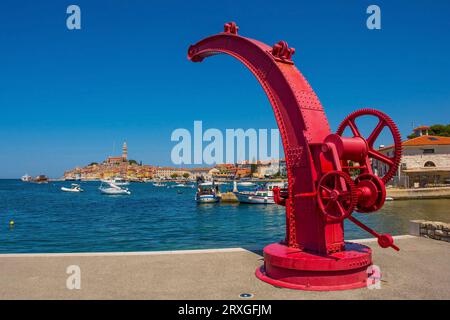 Une ancienne grue à bateau juste à l'extérieur du centre historique de la vieille ville de Rovinj en Istrie, Croatie Banque D'Images