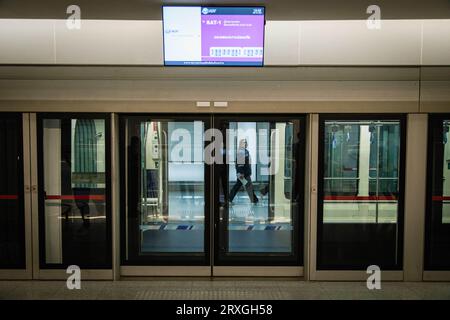 Bangkok, Bangkok, Thaïlande. 25 septembre 2023. 25 septembre 2023, Samut Prakan, Thaïlande, Un officiel pour un train à la plate-forme à l'intérieur du nouveau terminal SAT-1 de l'aéroport international Suvarnabhumi à Samut Prakarn. Le nouveau terminal SAT-1 de l'aéroport international de Suvarnabhumi ouvrira ses portes le 28 septembre 2023 et vise à augmenter la capacité de l'aéroport de 45 millions à 60 millions par an. (Image de crédit : © Wissarut Weerasopon/ZUMA Press Wire) USAGE ÉDITORIAL SEULEMENT! Non destiné à UN USAGE commercial ! Banque D'Images