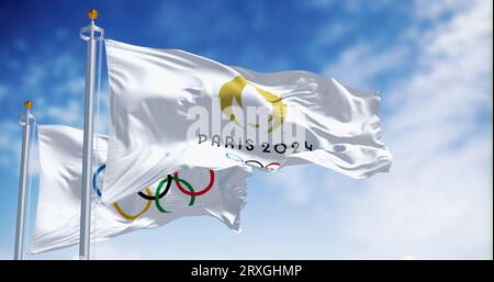 Paris, FR, septembre 12 2023 : Paris 2024 et les Jeux Olympiques drapeaux ondulent au vent. Événement sportif international. Illustratif éditorial 3d illustrat Banque D'Images