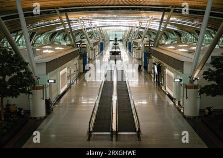 Bangkok, Bangkok, Thaïlande. 25 septembre 2023. 25 septembre 2023, Samut Prakan, Thaïlande, vue générale du nouveau terminal SAT-1 à l'aéroport international Suvarnabhumi à Samut Prakarn pendant la préparation. Le nouveau terminal SAT-1 de l'aéroport international de Suvarnabhumi ouvrira ses portes le 28 septembre 2023. Il vise à augmenter la capacité de l'aéroport de 45 millions à 60 millions d'années (crédit image : © Wissarut Weerasopon/ZUMA Press Wire) À USAGE ÉDITORIAL UNIQUEMENT! Non destiné à UN USAGE commercial ! Banque D'Images