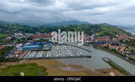 Vue aérienne de la commune de Zumaya et de son port au pays Basque, Espagne Banque D'Images