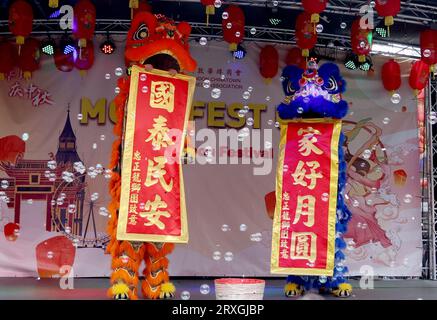 (230925) -- LONDRES, 25 septembre 2023 (Xinhua) -- des acteurs interprètent une danse du lion lors d'un spectacle pour la célébration du Festival chinois de la mi-automne à Londres, Grande-Bretagne, le 24 septembre 2023. Un spectacle pour la célébration du Festival chinois de la mi-automne a été organisé dans le Chinatown de Londres dimanche après-midi, impressionnant beaucoup avec des spectacles mettant en vedette la culture et l'art chinois Commençant par une danse du lion, le spectacle a captivé une foule énorme dans le quartier animé avec une variété de programmes, y compris des danses de style chinois, des performances instrumentales, des chansons, des danses de marionnettes, et acrobaties. Le Festi annuel de la mi-automne Banque D'Images