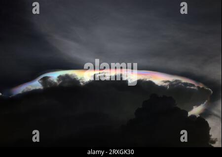 Dhaka, Dhaka, Bangladesh. 25 septembre 2023. Un rare nuage irisé multicolore est visible dans le ciel de Dhaka. Les nuages irisés, également appelés ''arc-en-ciel de feu'' ou ''nuages arc-en-ciel'', se produisent lorsque la lumière du soleil se reflète sur les gouttelettes d'eau dans l'atmosphère. (Image de crédit : © Syed Mahabubul Kader/ZUMA Press Wire) USAGE ÉDITORIAL SEULEMENT! Non destiné à UN USAGE commercial ! Crédit : ZUMA Press, Inc./Alamy Live News Banque D'Images