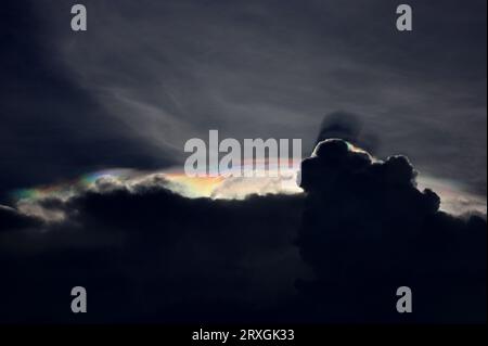 Dhaka, Dhaka, Bangladesh. 25 septembre 2023. Un rare nuage irisé multicolore est visible dans le ciel de Dhaka. Les nuages irisés, également appelés ''arc-en-ciel de feu'' ou ''nuages arc-en-ciel'', se produisent lorsque la lumière du soleil se reflète sur les gouttelettes d'eau dans l'atmosphère. (Image de crédit : © Syed Mahabubul Kader/ZUMA Press Wire) USAGE ÉDITORIAL SEULEMENT! Non destiné à UN USAGE commercial ! Crédit : ZUMA Press, Inc./Alamy Live News Banque D'Images