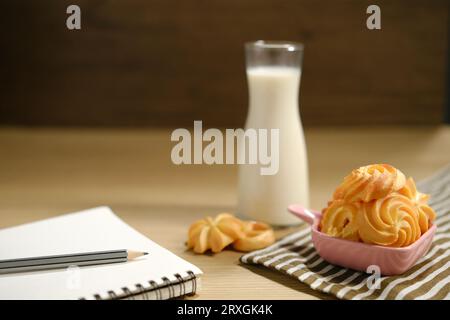 biscuits faits maison et un verre de lait sur la table.. Banque D'Images