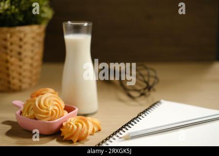 biscuits faits maison et un verre de lait sur la table.. Banque D'Images