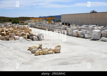 Carrière de calcaire et usine. Cette photo a été prise près de Caravaca de la Cruz, Murcie, Espagne. Banque D'Images