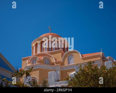 Île de Symi, Grèce. Vacances des îles grecques de Rhodos en mer Égée. L'église néoclassique colorée de l'Annonciation est l'église orthodoxe grecque Banque D'Images