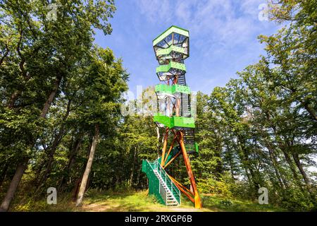 Nossen, Allemagne. 25 septembre 2023. La tour Rodigt à Nossen, en Saxe, a été construite en 2019. Cette tour de 29,9 m de haut rappelle un arbre aux feuilles de noyer, qui apparaissent également dans les armoiries de la ville. Crédit : Daniel Schäfer/dpa/Alamy Live News Banque D'Images