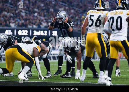 Las Vegas, Nevada, États-Unis. 24 septembre 2023. 24 septembre 2023 le quarterback Jimmy Garoppolo (10) des Raiders de Las Vegas fait partie du Pittsburgh Steelers vs Las Vegas Raiders à Las Vegas, NV. Jake Mysliwczyk/AMG Media (image de crédit : © Jake Mysliwczyk/BMR via ZUMA Press Wire) USAGE ÉDITORIAL SEULEMENT! Non destiné à UN USAGE commercial ! Banque D'Images